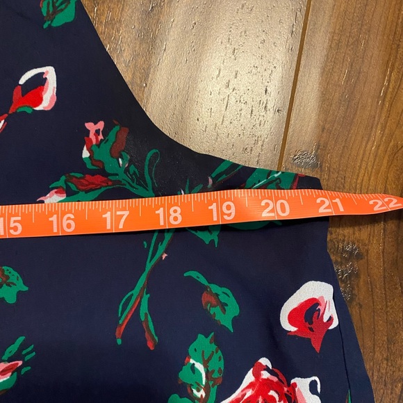 Dalia Light and airy sleeveless floral blouse, with split back detail - Picture 4 of 5